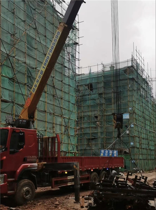 港口区“慢工细活”—— 吊车的 “微动控制” 技术