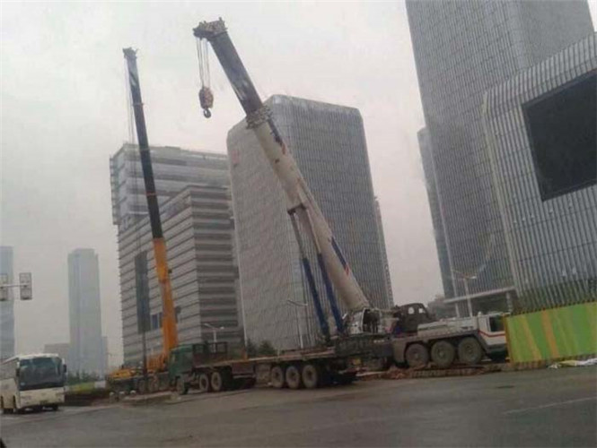 港口区“自动找平”—— 吊车的 “平地神器” 技术